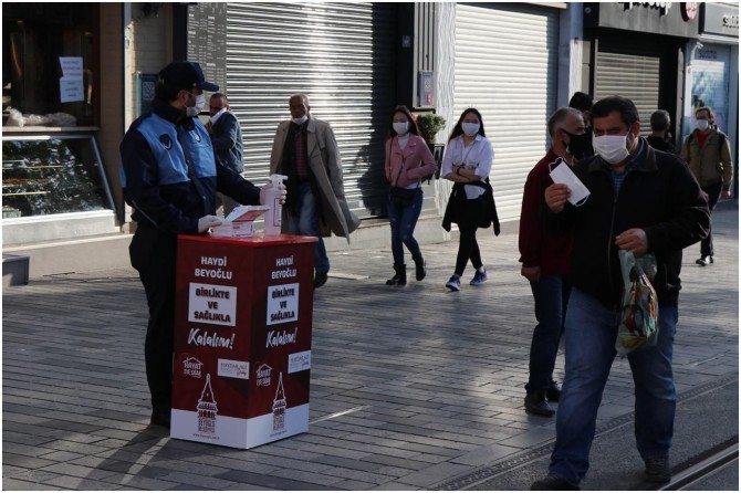 Taksim Meydanı ve İstiklal Caddesi’nde maske takma uygulaması için denetim başladı