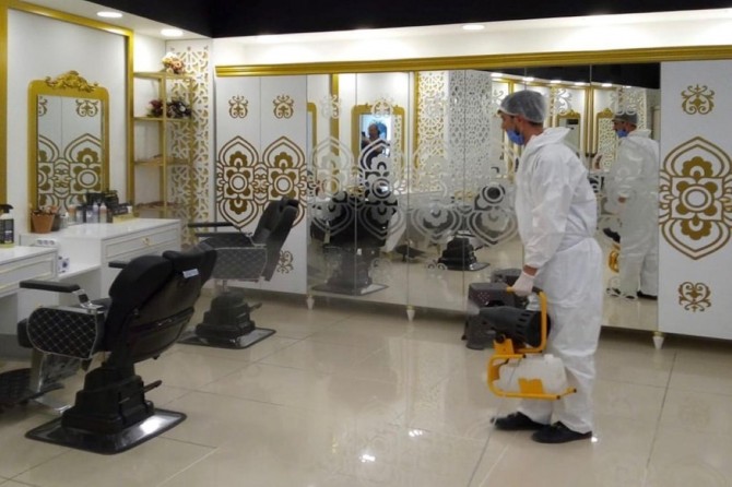 Adıyaman'da berberler dezenfekte ediliyor