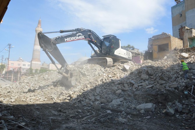 Siirt'te Ulu Camii için nefes projesi ile eski binaların yıkımına başlandı
