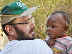 İHH ekibi Mali'de halka yardım dağıtıyor