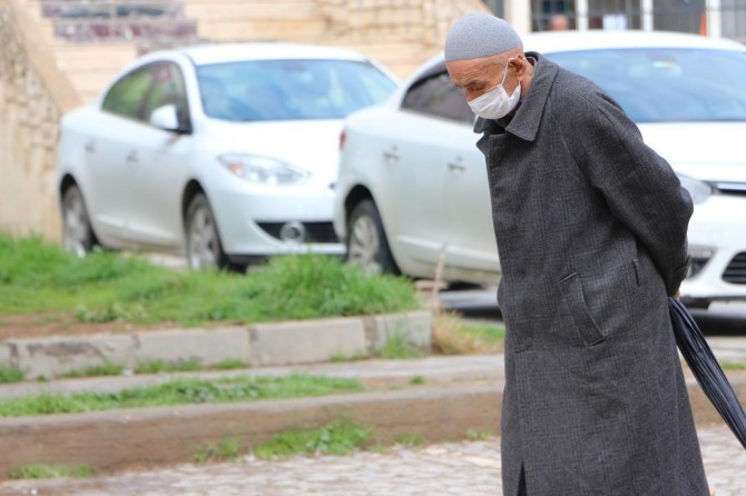 65 yaş üstü vatandaşlara getirilen sokağa çıkma yasağı bugün esnetiliyor