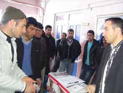 Başörtüsüne özgürlük için okullara stant kurdular video