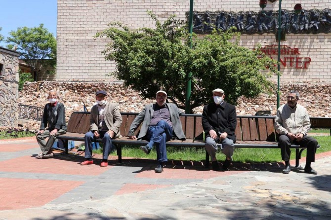 Yaşlılar aylar sonra sokağa çıkmanın sevincini yaşadı