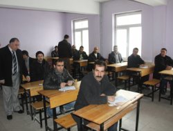 Ağrı'da yeterlilik kursuna katılan İnşaat işçileri sınava girdi