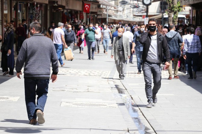 Gaziantep'te vatandaşlar çarşıya akın etti