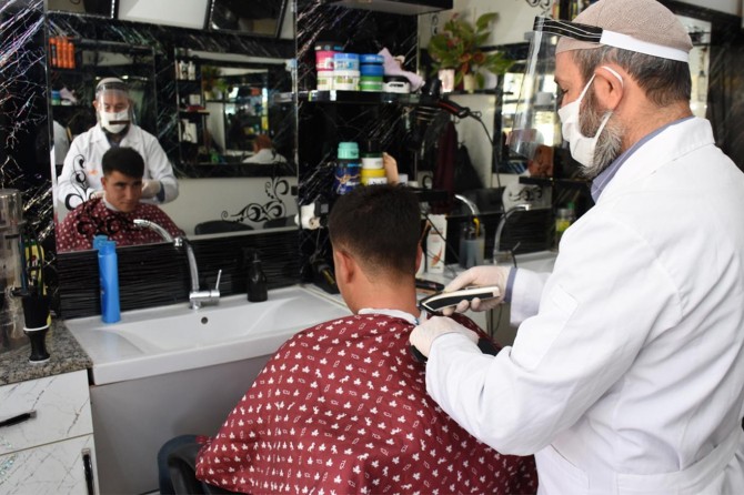 Berber ve kuaförlerde yeni dönem başladı