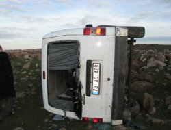 Otomobil düz yolda şarampole yuvarlandı: 3 yaralı