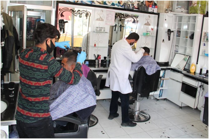 Vanlı berberler, yaklaşık 2 ayın ardından ilk kez tezgahlarını açmanın mutluluğunu yaşıyor