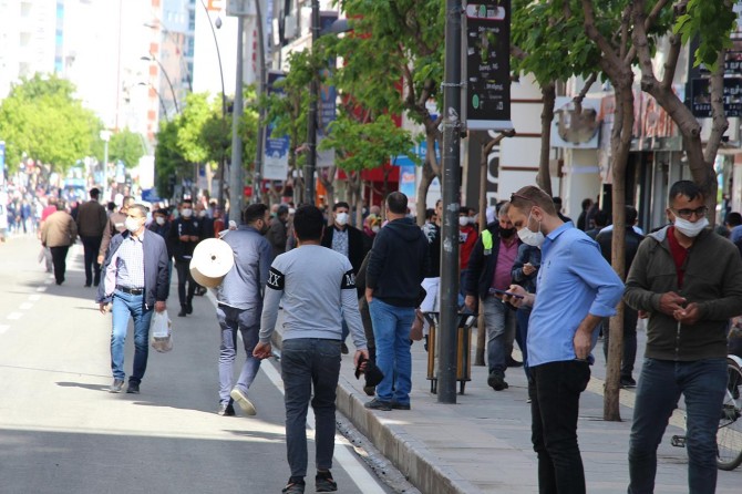 Normalleşme sürecinde sosyal mesafeye uyuluyor mu?