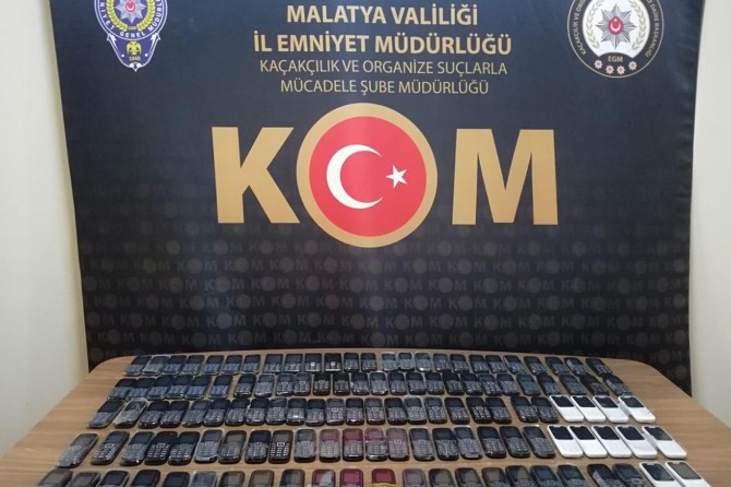 Malatya’da 125 adet gümrük kaçağı cep telefonu ile silah ele geçirildi