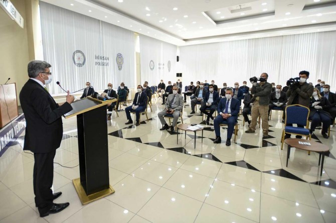 Van Valisi Mehmet Emin Bilmez muhtarlara Coronavirus konusunda uyarılarda bulundu