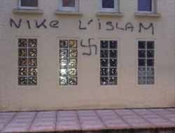 Fransa'da bir gecede 3 cami ırkçı saldırıya uğradı