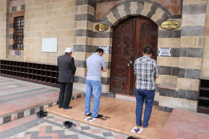 Halk, tedbirler alınarak camilerin ibadete açılmasını istiyor
