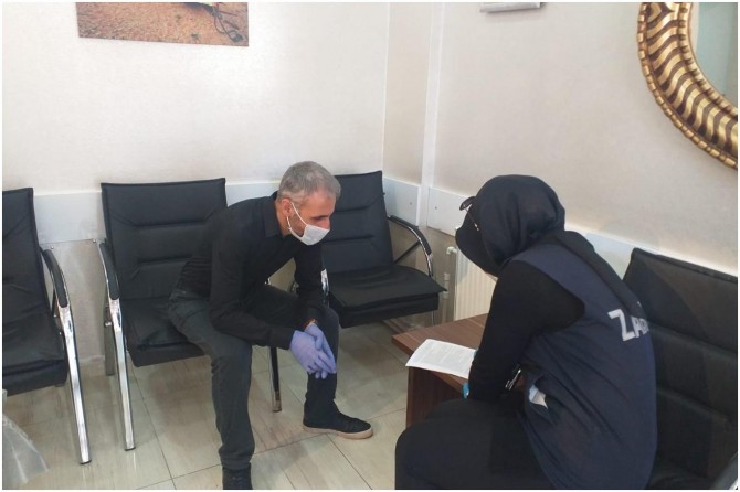 Tatvan Belediyesi mesaiye başlayan berber ve kuaförleri denetledi