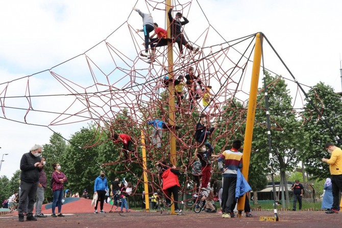 Sokağa çıkma izni verilen çocuklar parklarda gönüllerince eğlendiler