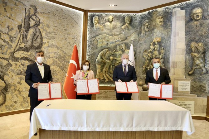 Gaziantep'te 15 milyon maske üretimi için protokol imzalandı