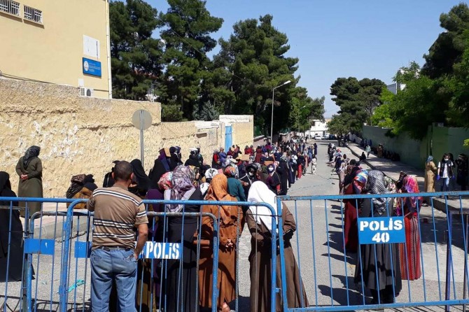 PTT şubesine dönüştürülen okul önünde de uzun kuyruklar oluştu