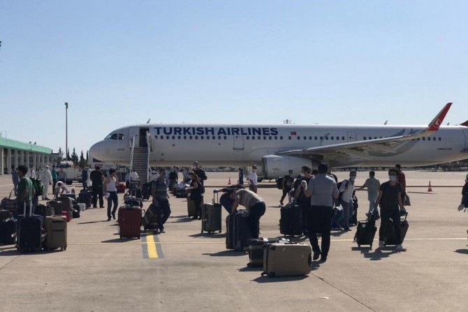 Irak’taki 180 Türkiye vatandaşı Adana'ya getirildi