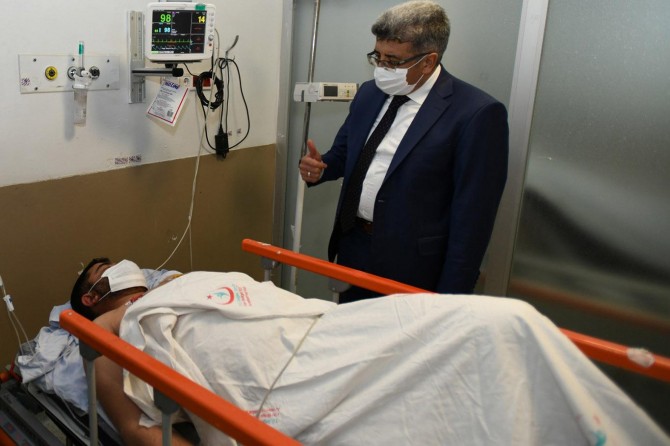 Van Valisi, Özalp ilçesindeki saldırıda yaralı olarak kurtulan vatandaşı ziyaret etti
