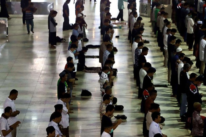 Malezya, cuma namazlarına getirilen kısıtlamayı gevşetiyor