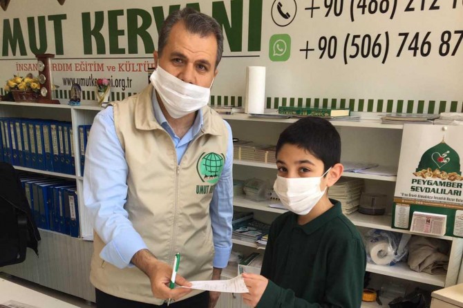 Çocuklar izin günlerinde harçlıklarını muhtaçlar için Umut Kervanına bağışladı