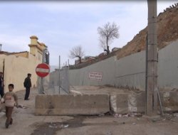 İzmir Kadifekale kayıyor