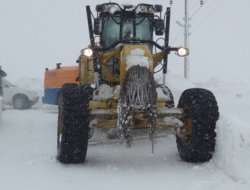 Tatvan'da köy yolunu açan dozerin mazotu çalındı