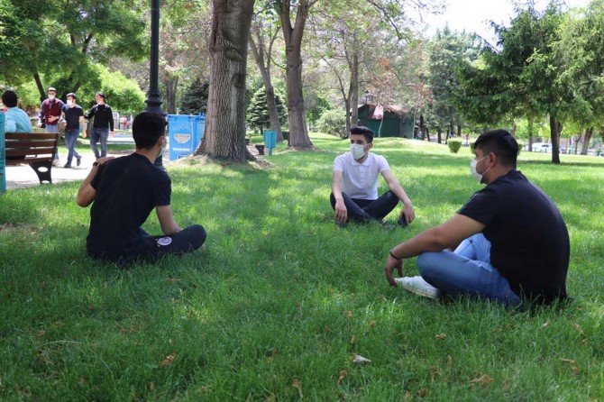 Gençler sokağa çıkma izninin saatini yanlış, süresini yetersiz buldu