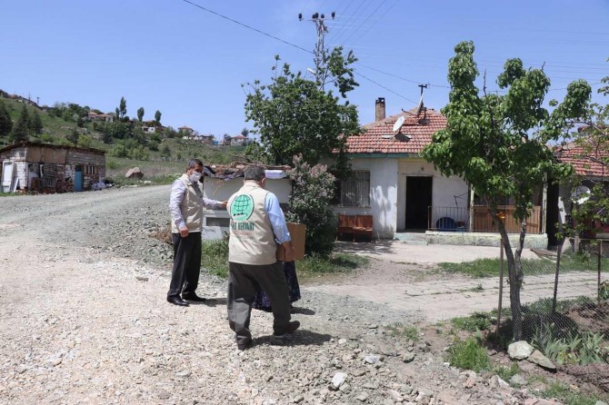 Umut Kervanı Ankara'daki muhtaç ailelere “Ramazan kolisi” dağıttı