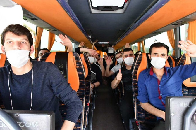 Balıkesir'de karantina süresi dolan vatandaşlar memleketlerine yollandı