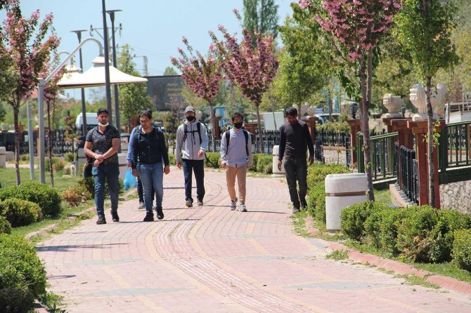 15-20 yaş arası gençler parklara koştu