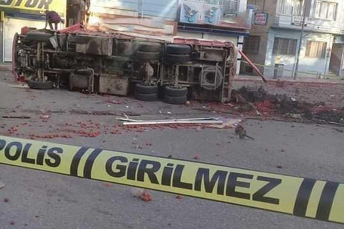 Birecik’te domates yüklü kamyon devrildi: 1 ölü