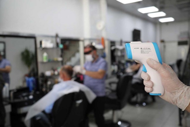 Gaziantep'te berber ve kuaförlere ateş ölçer dağıtıldı