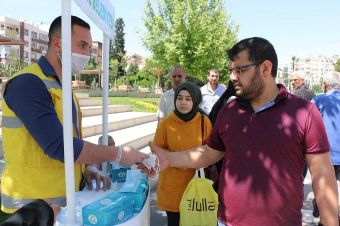 Maske takma zorunluluğu getirilen Şanlıurfa'da, halka ücretsiz maske dağıtılıyor
