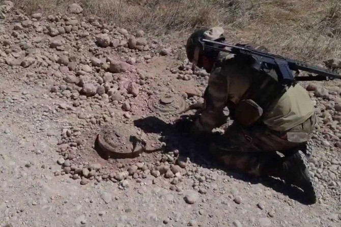 PKK tarafından Barış Pınarı bölgesinde yola tuzaklanan 2 antitank mayını imha edildi