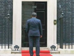 Devlet başkanı kapıda kaldı!