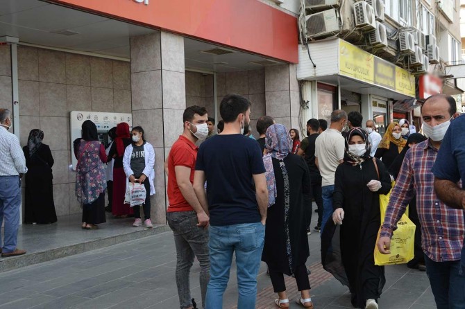 Covid-19 vakalarının arttığı Batman'da sosyal mesafe kuralına uyulmuyor