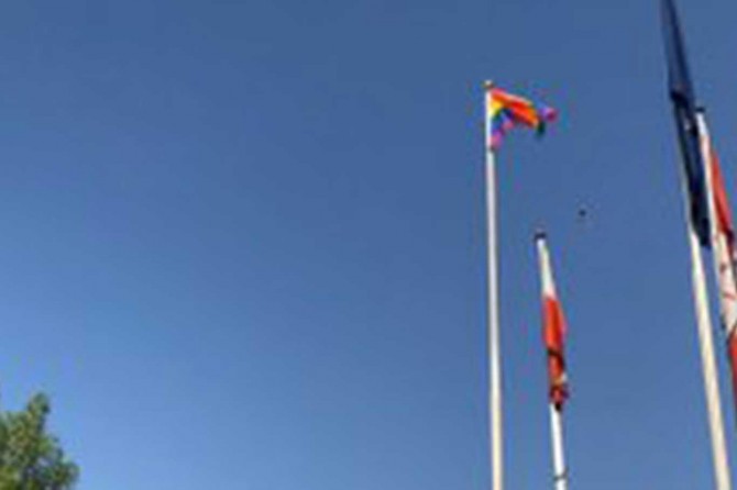 Irak, cinsel sapkınlığı temsil eden bayrağı çeken yabancı büyükelçileri kınadı