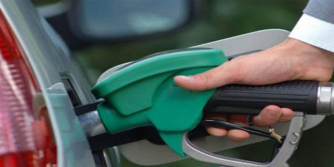 Benzine ve motorine bu gece yarısından geçerli olmak üzere zam yapıldı