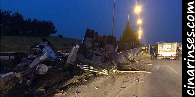 Adana Sarıçam'da yol kenarındaki bariyerlere çarpan araç sürücüsü yaralandı