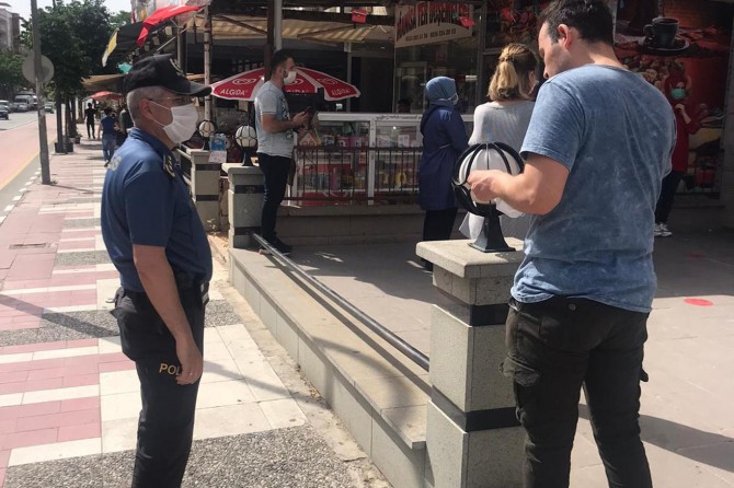 Manisa'da maskesiz gezen 109 kişiye para cezası verildi