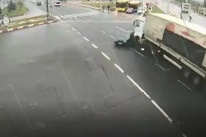 Malatya'da meydana gelen trafik kazaları mobese kameralarına yansıdı