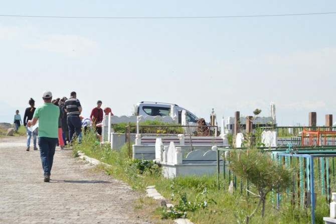 Ağrı'da sokağa çıkma yasağı nedeniyle vatandaşlar mezarlık ziyaretini bugün yaptı