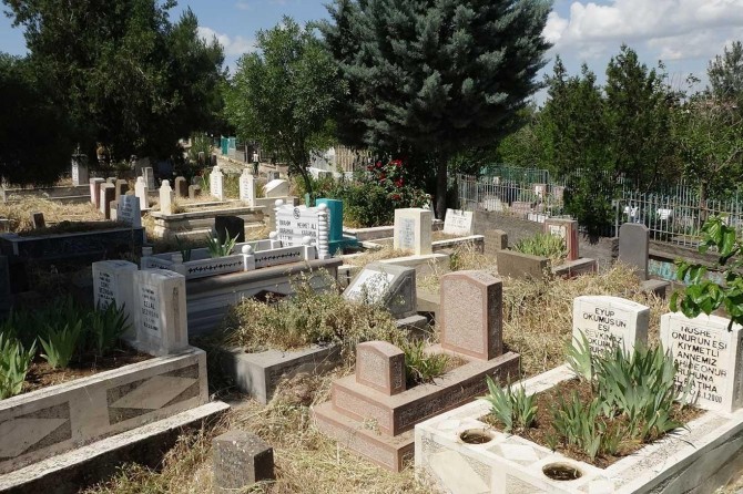 Bayramlarda düzenli yapılan mezarlık ziyaretleri bu yıl yasaktan dolayı yapılamadı