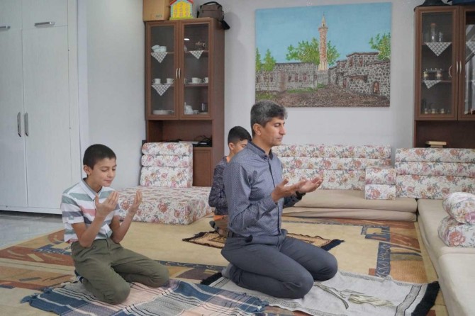Şanlıurfalılar evlerinde çocukları ile birlikte bayram namazını kıldı