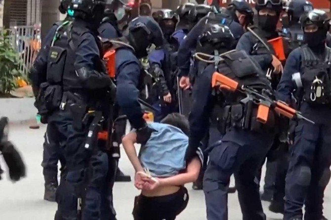 Hong Kong polisi ile göstericiler arasında gerginlik tırmanıyor