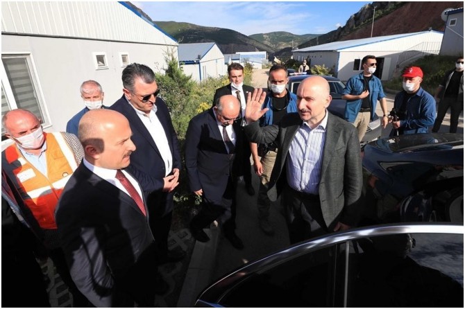 Bakan Karaismailoğlu, Amasya Çevre Yolu şantiyesinde incelemelerde bulundu