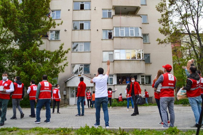 Kızılay Ağrı Şubesi vatandaşların ihtiyacını karşıladı