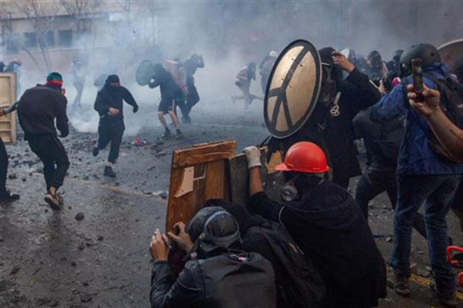 ABD'de binlerce kişi polisle çatıştı