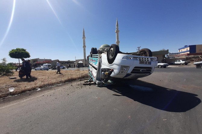Viranşehir'de otomobilin çarptığı kamyonet takla attı: 2 yaralı